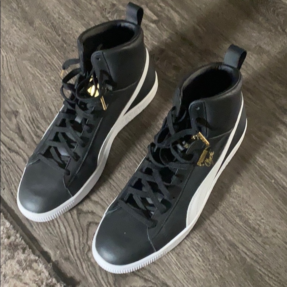 High top “Clyde” black pumas